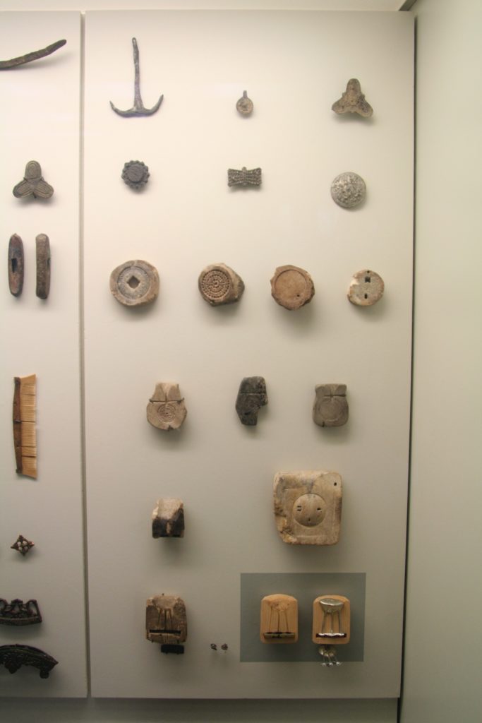 Aus der alten Ausstellung im Wikingermuseum Haithabu: Zinnschmuck und Gussformen.