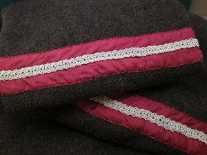 Posamentborte aus Spiralsilberdraht (Birka P10a) auf rotem Seidenstreifen